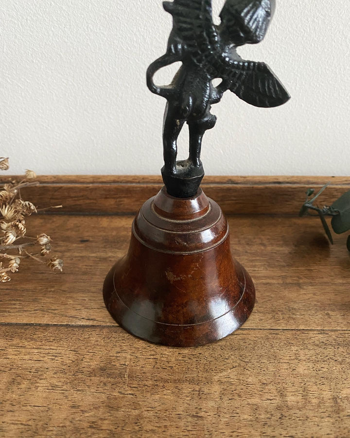 Clochette de table en bronze manche angelot