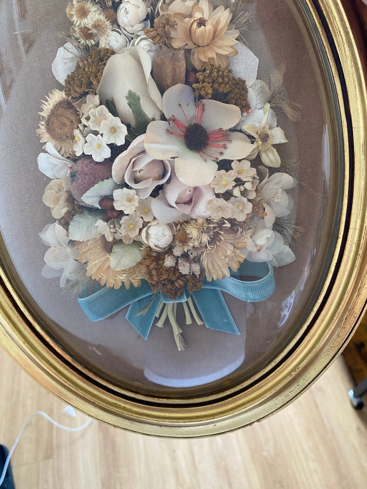 Fleurs en tissu encadrées sous verre bombé