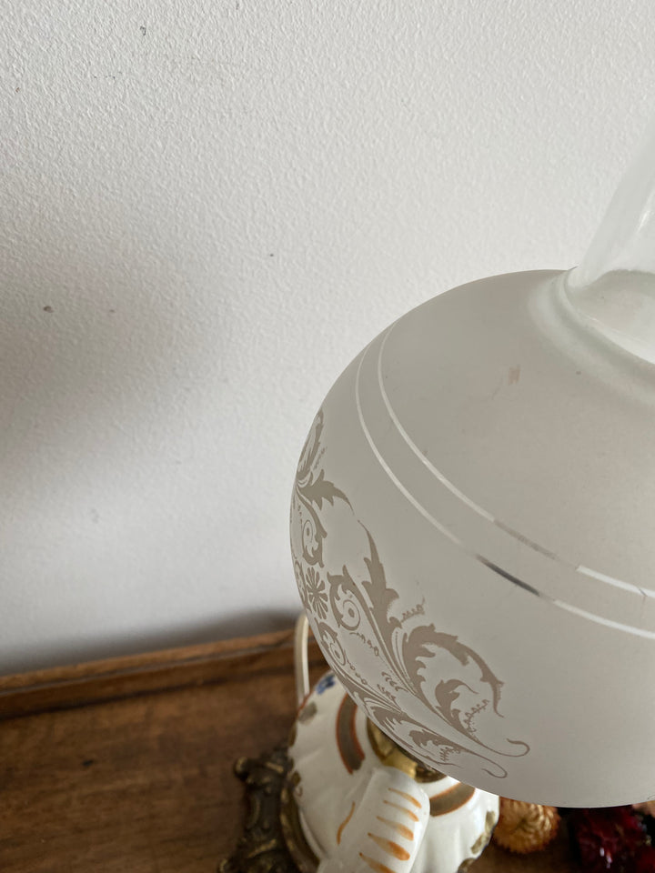 Lampe à pétrole verre fumé et porcelaine fleurie