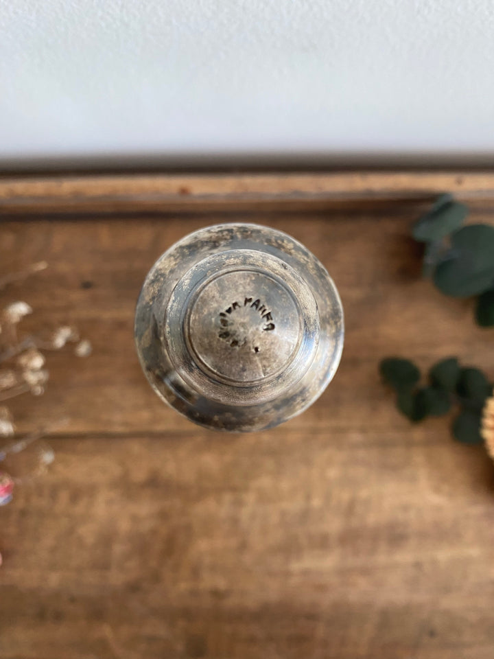Saupoudreuse en verre avec couvercle en argent