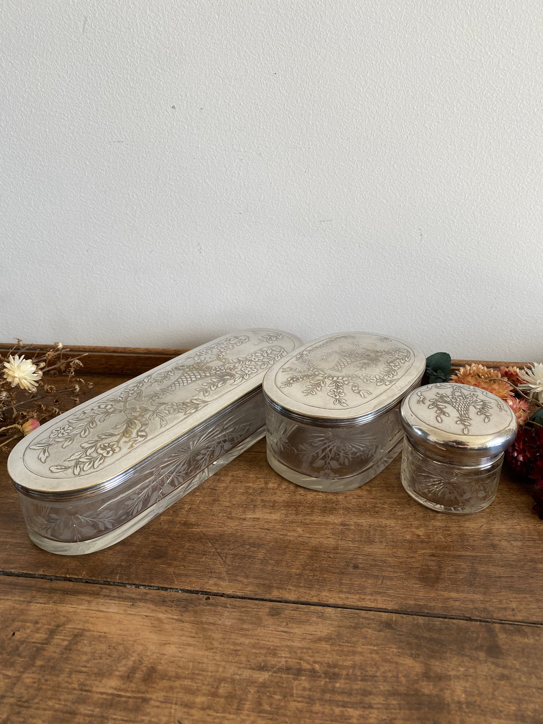 Éléments de toilette ciselé et bouchon métal argenté