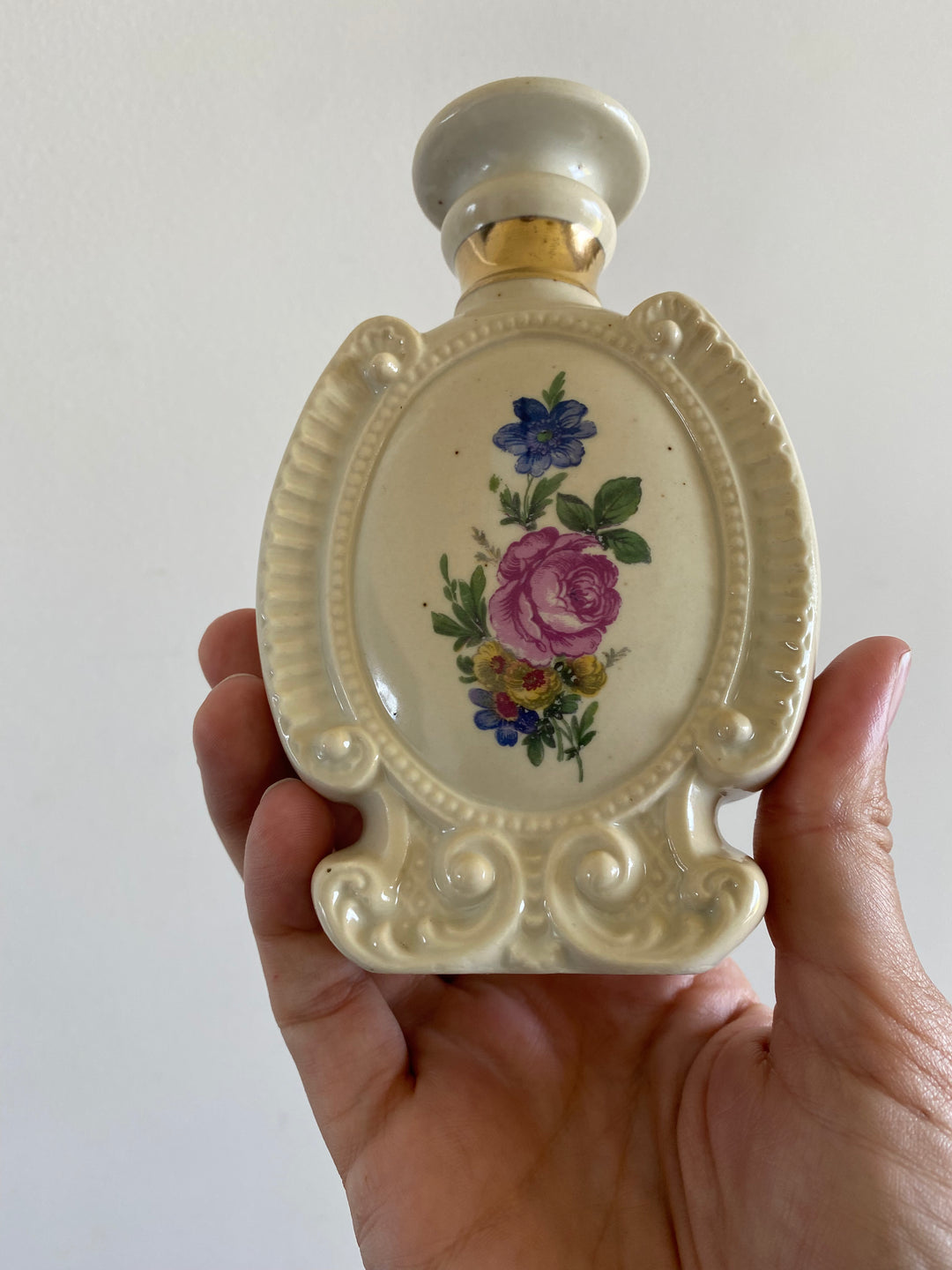 Flacons de salle de bain en porcelaine décoration florale moulures