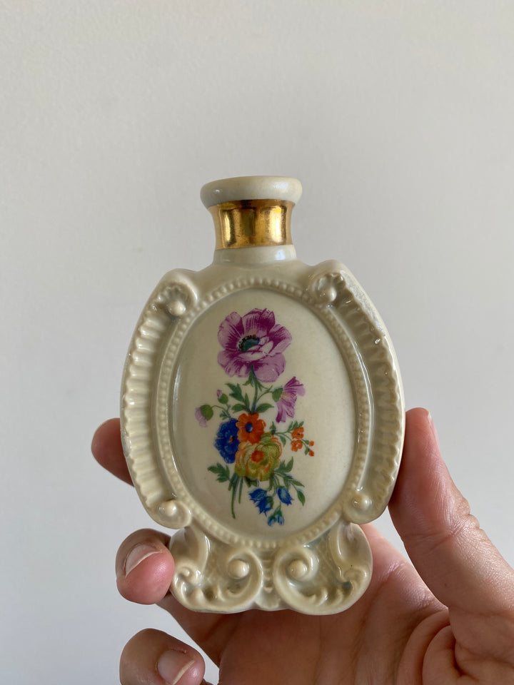 Flacons de salle de bain en porcelaine décoration florale moulures