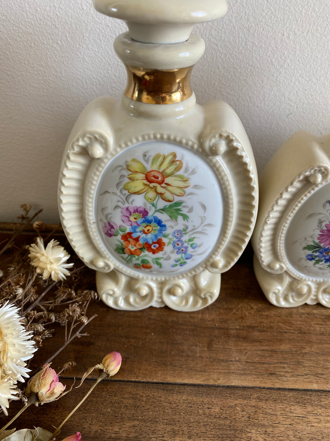 Flacons de salle de bain en porcelaine décoration florale moulures