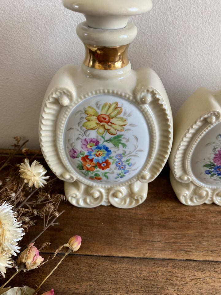 Flacons de salle de bain en porcelaine décoration florale moulures