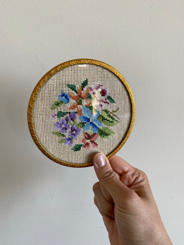 Broderie cerclée dorée