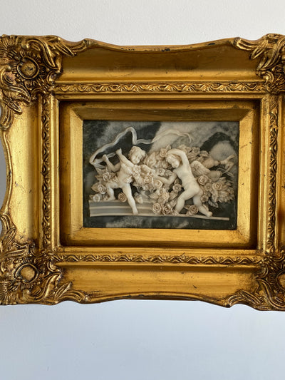 Gravure sur marbre scène cherubins dans son cadre doré style baroque