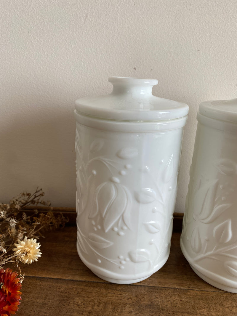 Pots en opaline blanche motifs fleurs en relief