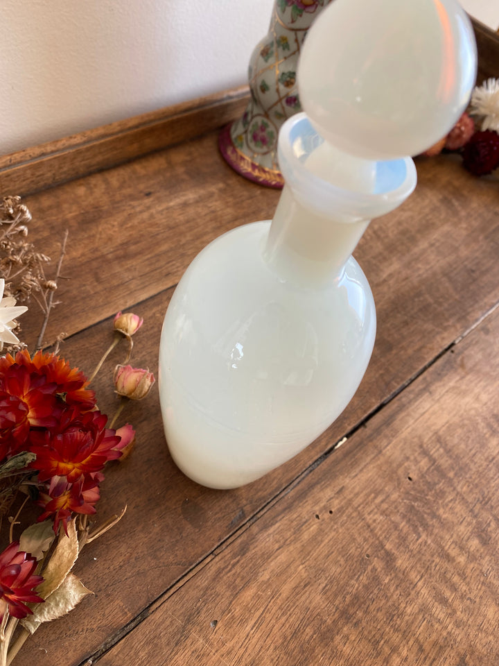Vase en porcelaine et flacon en opaline blanche