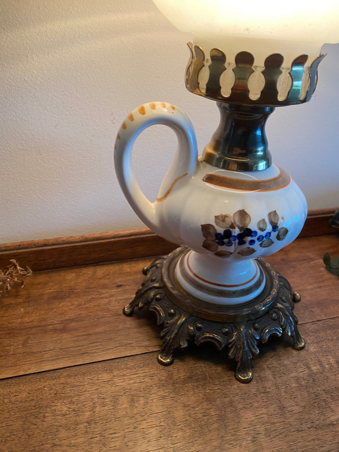 Lampe à pétrole verre fumé et porcelaine fleurie