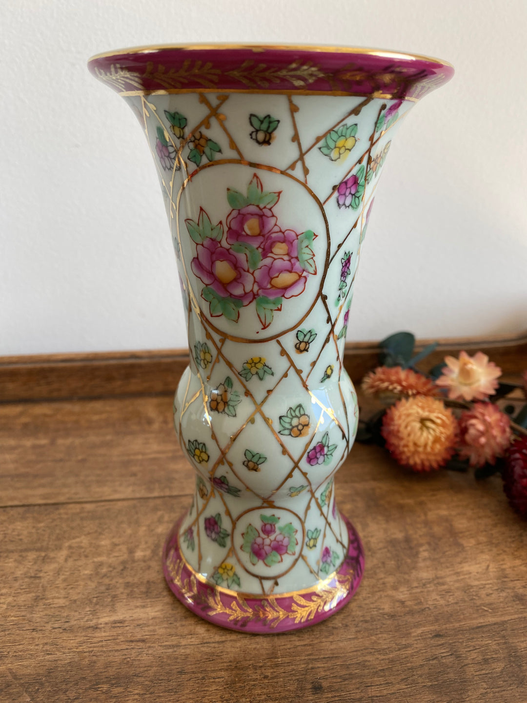 Vase en porcelaine et flacon en opaline blanche