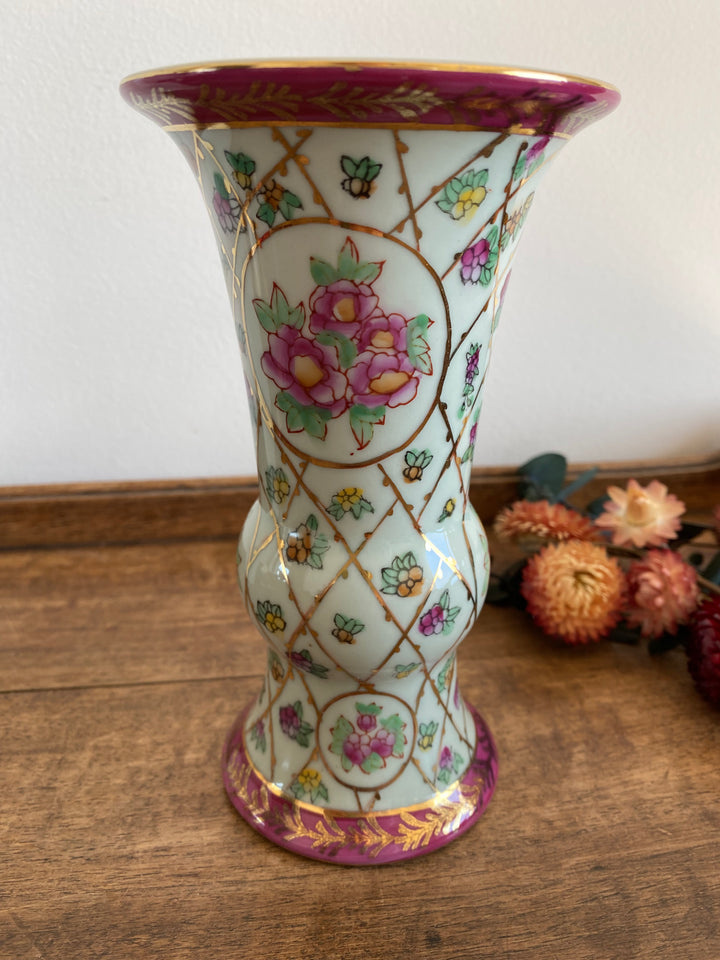 Vase en porcelaine et flacon en opaline blanche