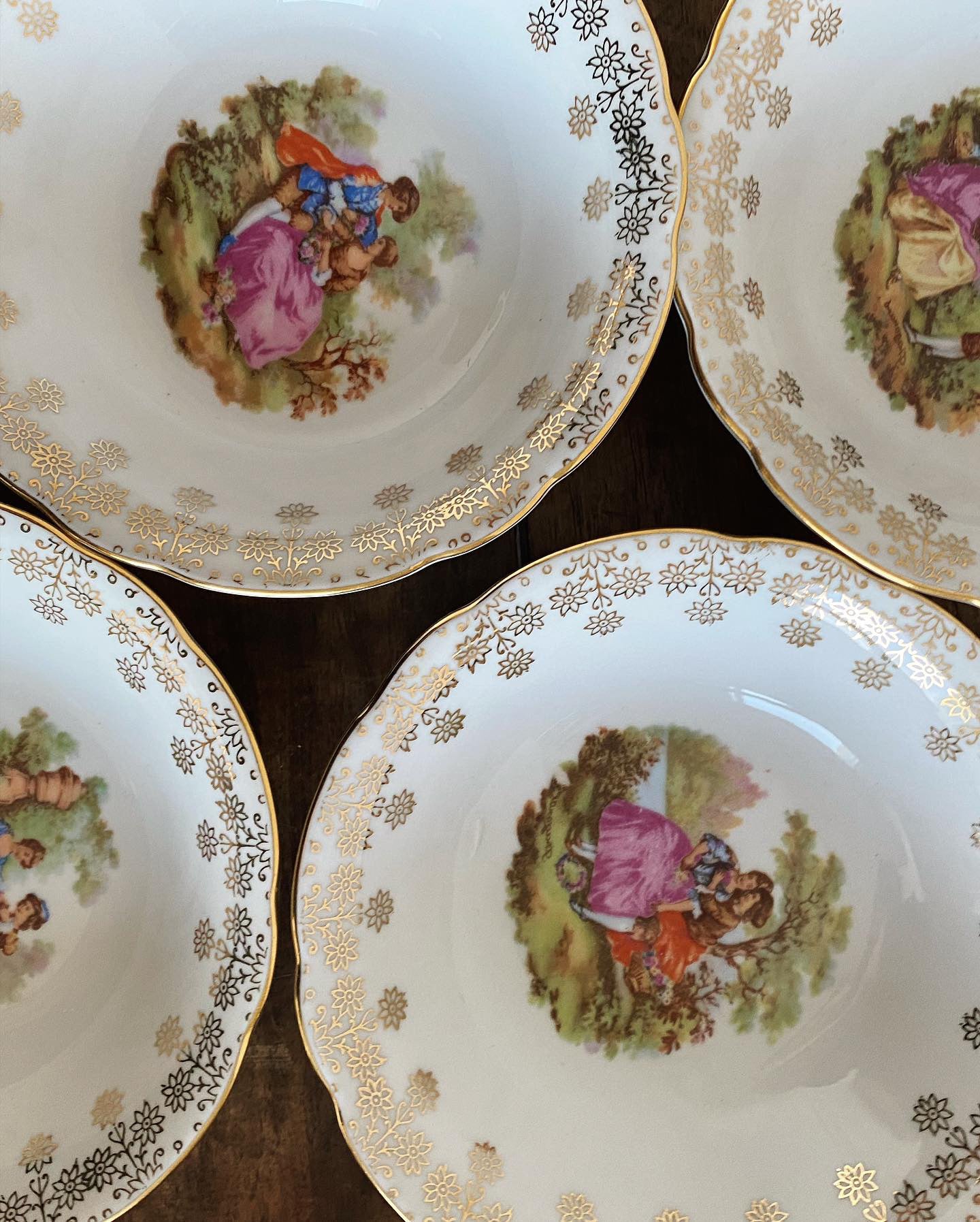 Service à dessert vintage en verre multicolore rehaussé à l'or fin Service à dessert vintage en verre multicolore rehaussé à l'or fin