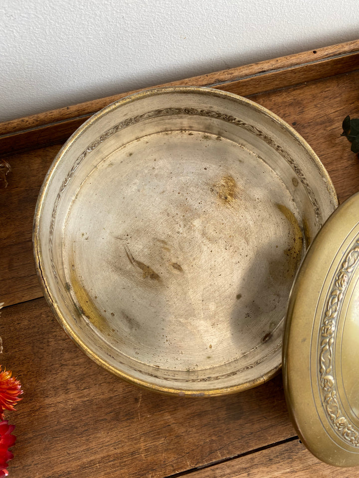 Boîte ronde sur pieds travaillés en métal argenté et doré