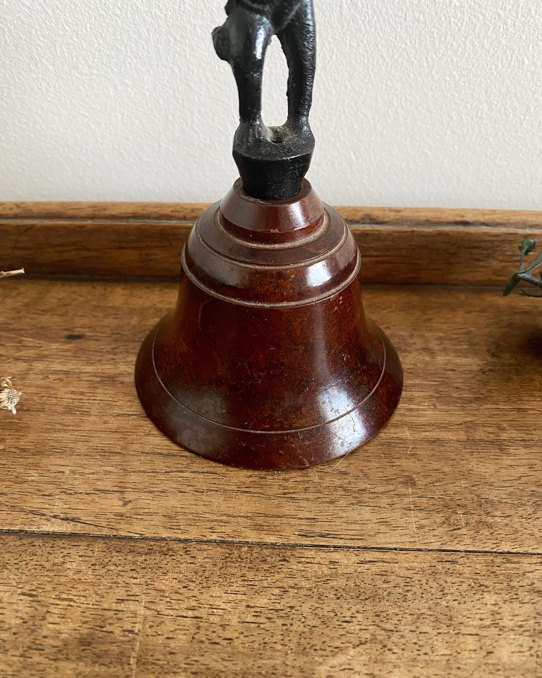 Clochette de table en bronze manche angelot