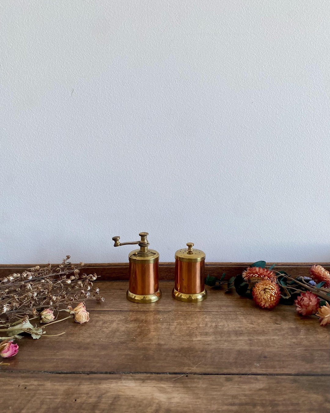 Salière et poivrière anciennes en cuivre et en laiton