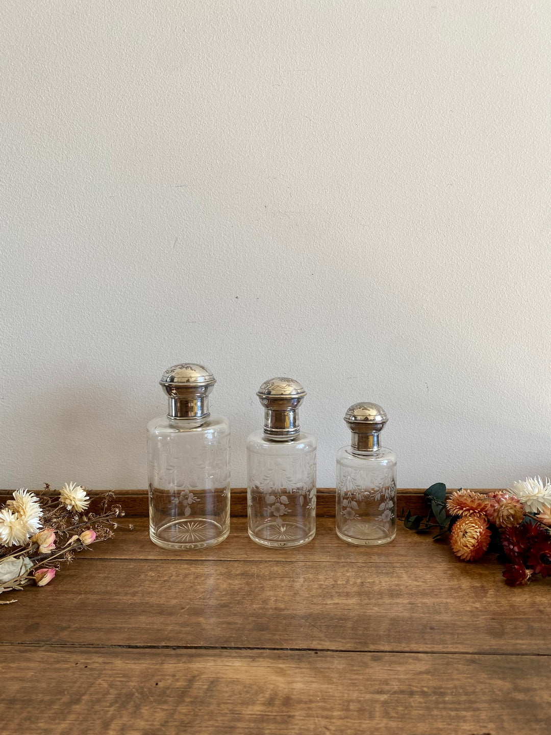 Éléments de toilette ciselé et bouchon métal argenté