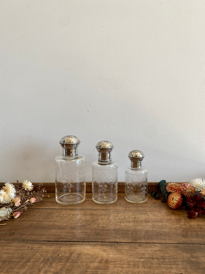 Éléments de toilette ciselé et bouchon métal argenté