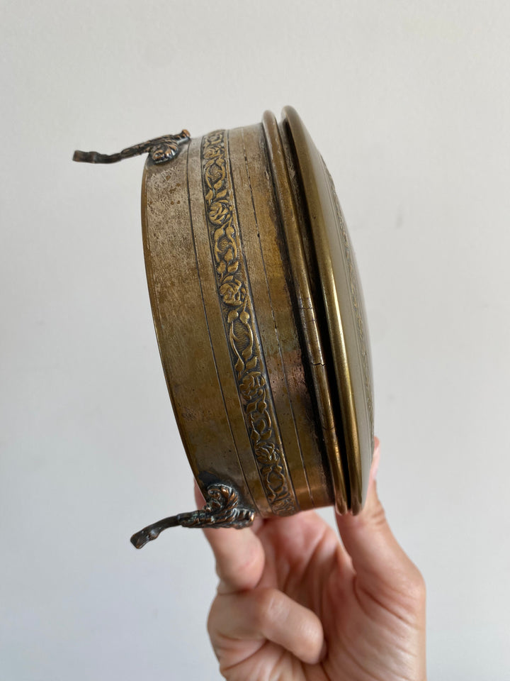 Boîte ronde sur pieds travaillés en métal argenté et doré