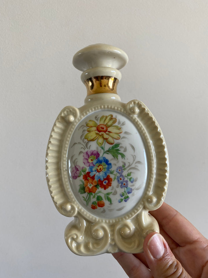 Flacons de salle de bain en porcelaine décoration florale moulures