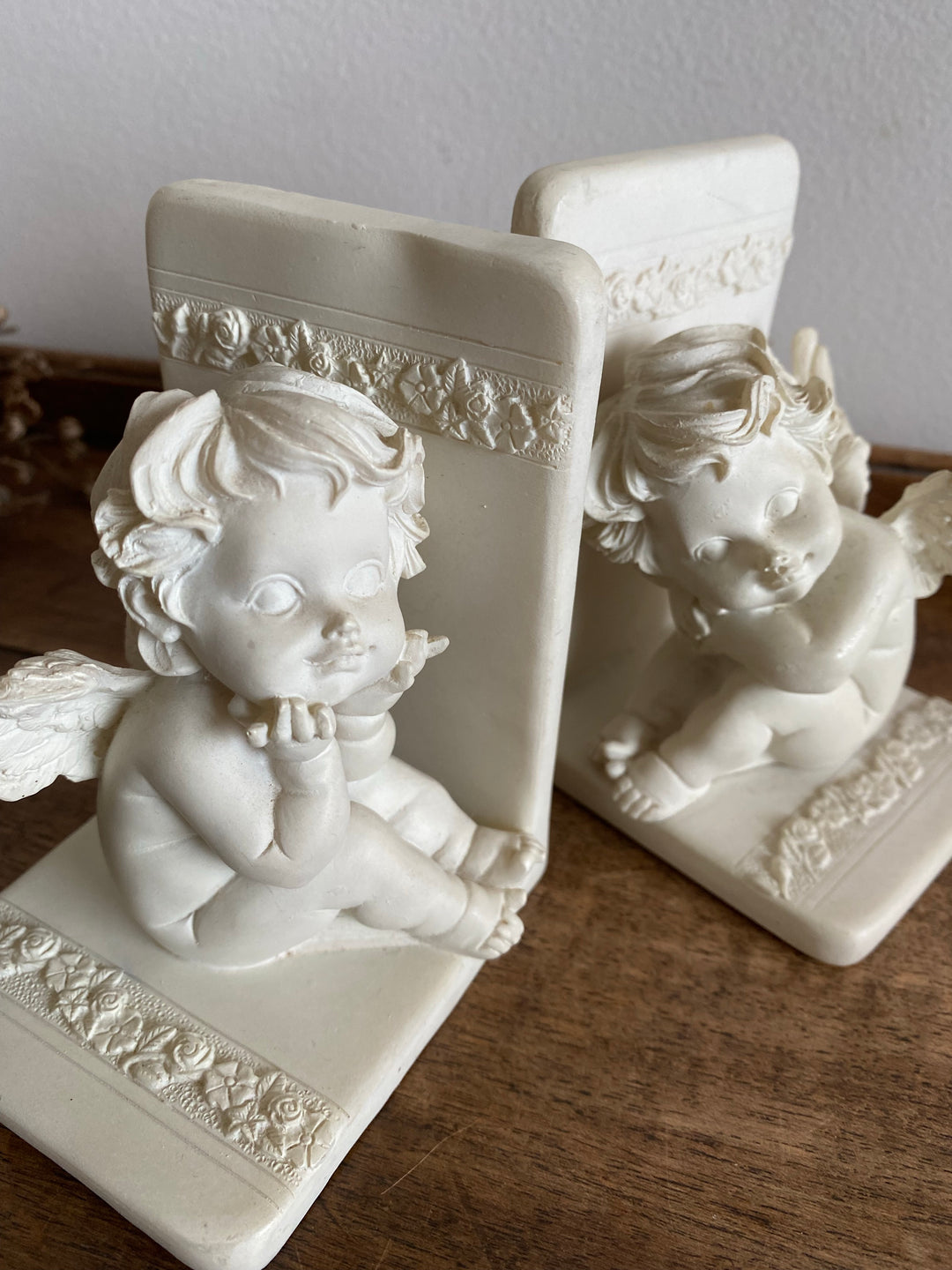 Serres livres petits anges blanc cassé