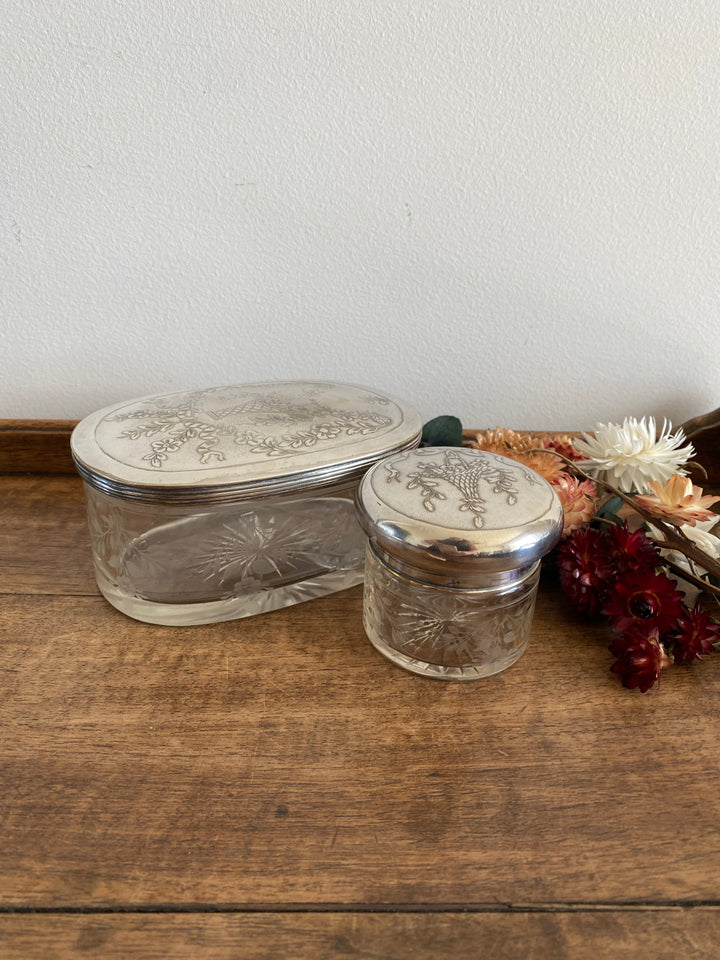 Éléments de toilette ciselé et bouchon métal argenté