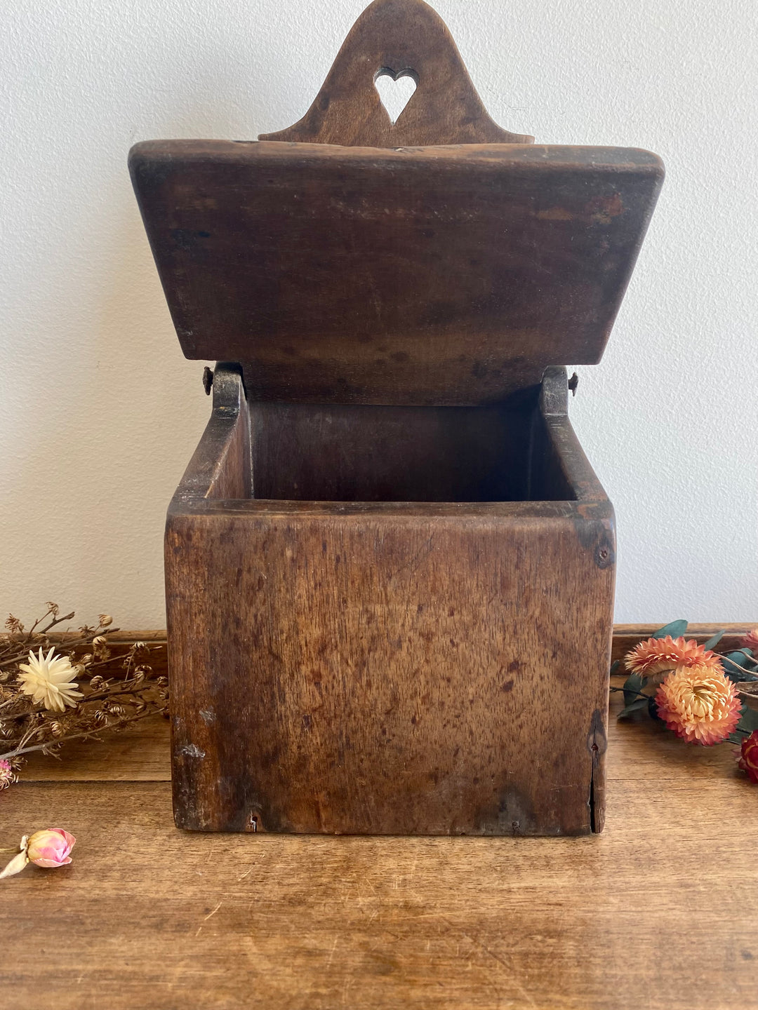 Boite à sel en bois ancienne