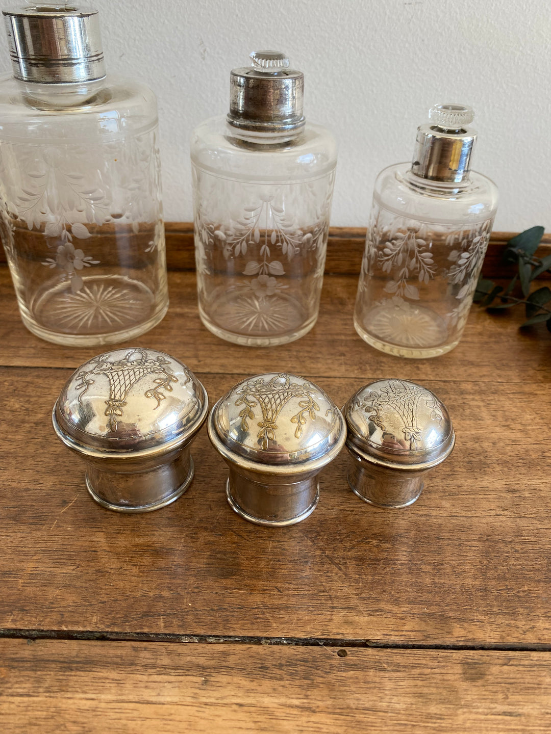 Éléments de toilette ciselé et bouchon métal argenté