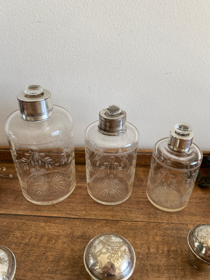 Éléments de toilette ciselé et bouchon métal argenté