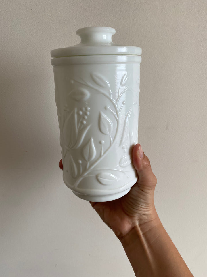 Pots en opaline blanche motifs fleurs en relief