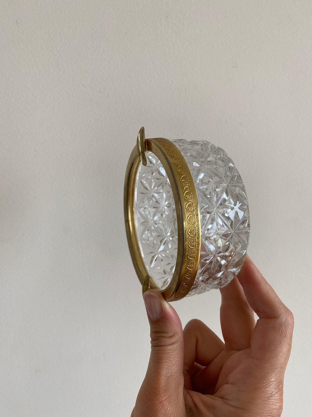 Cendrier en verre coupé et armature dorée