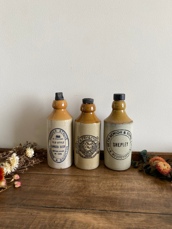 Bouteilles de bière anglaises en grès avec bouchons