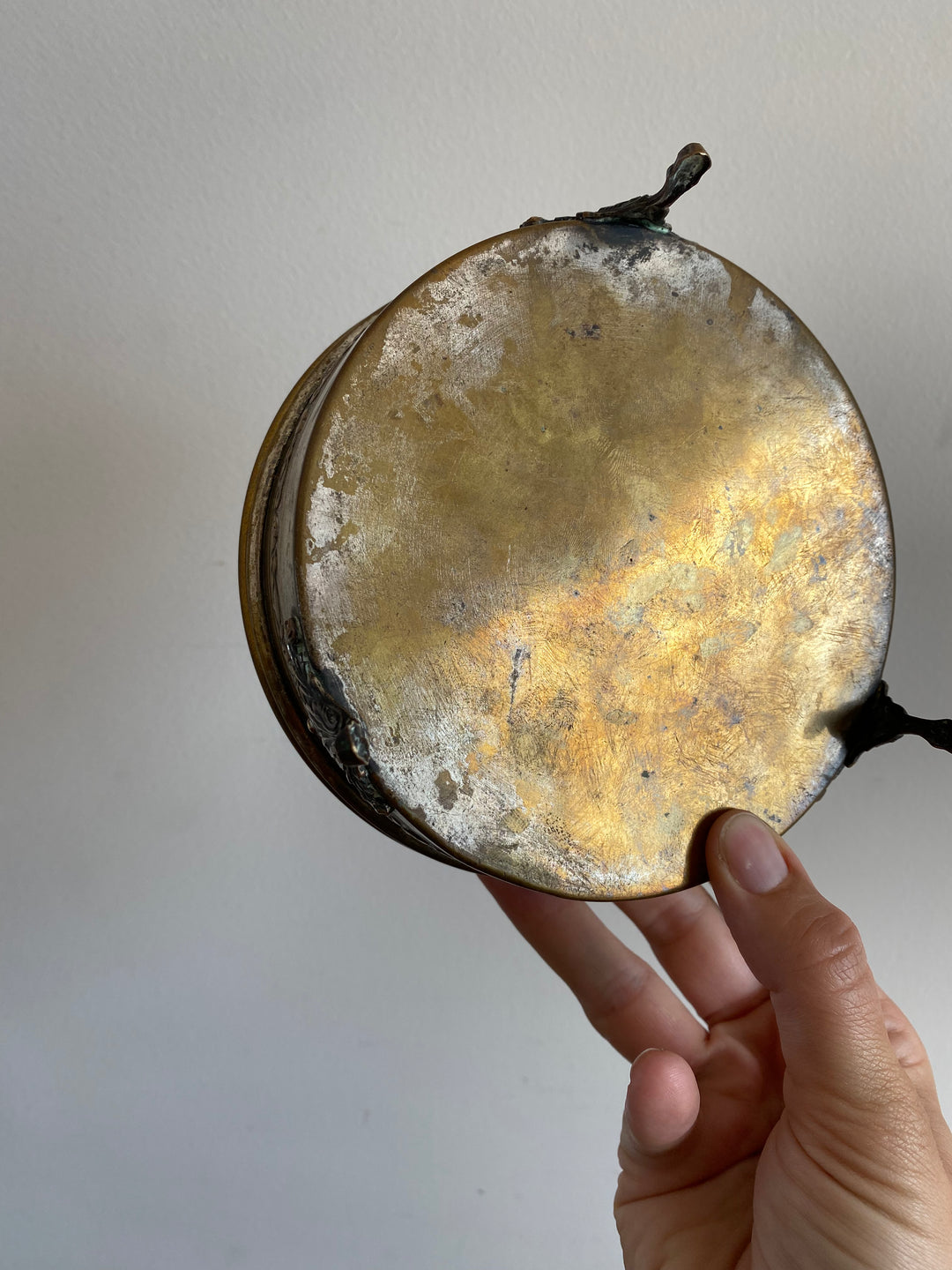 Boîte ronde sur pieds travaillés en métal argenté et doré