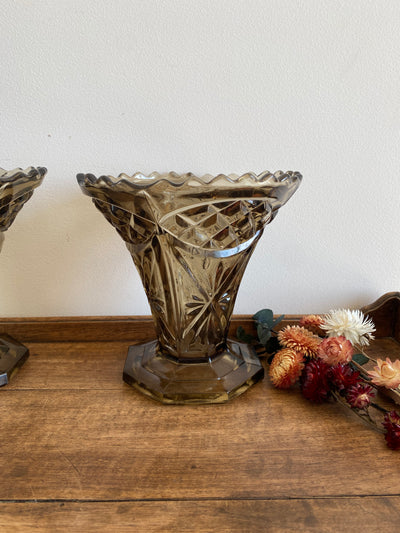Vases Art Déco en verre moulé noir motifs géométriques