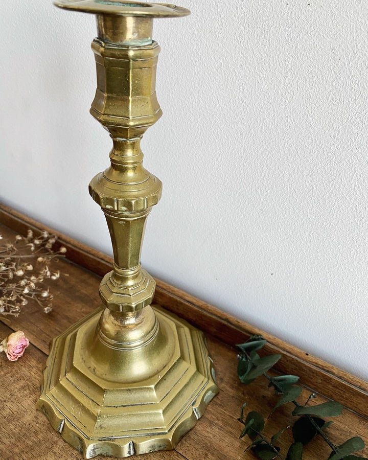 Bougeoir en métal doré avec base octogonale
