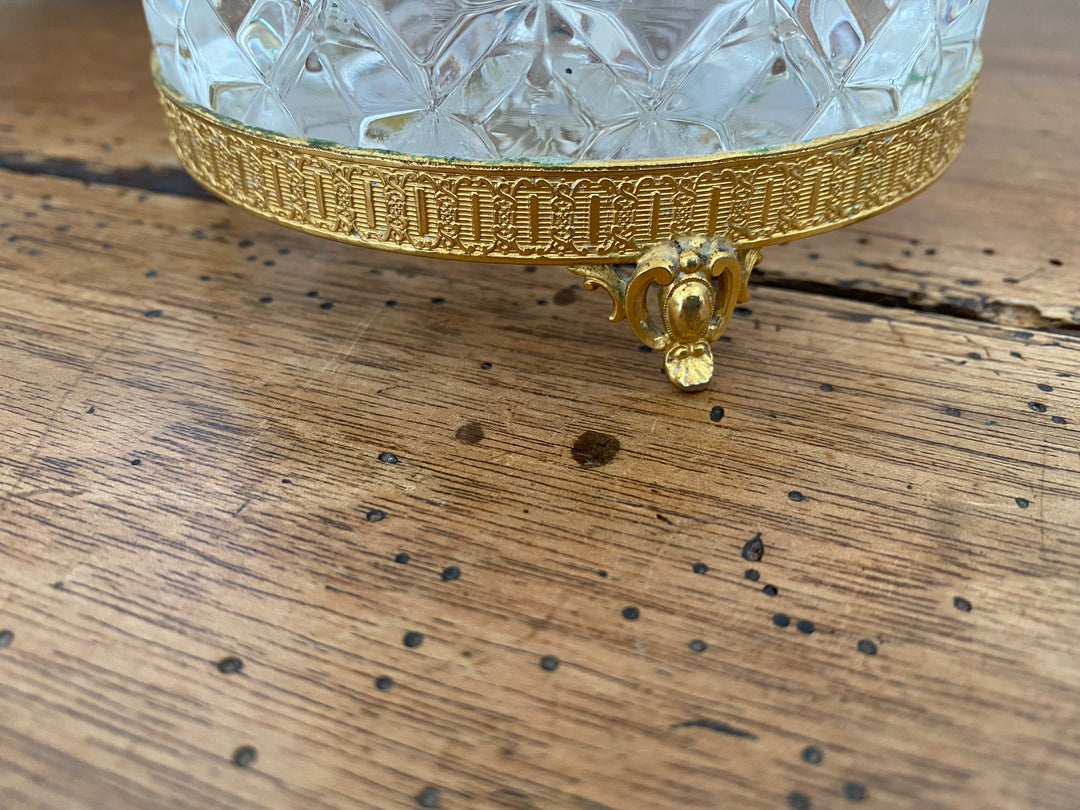 Pot en verre ciselé sur trois pieds avec couvercle plat