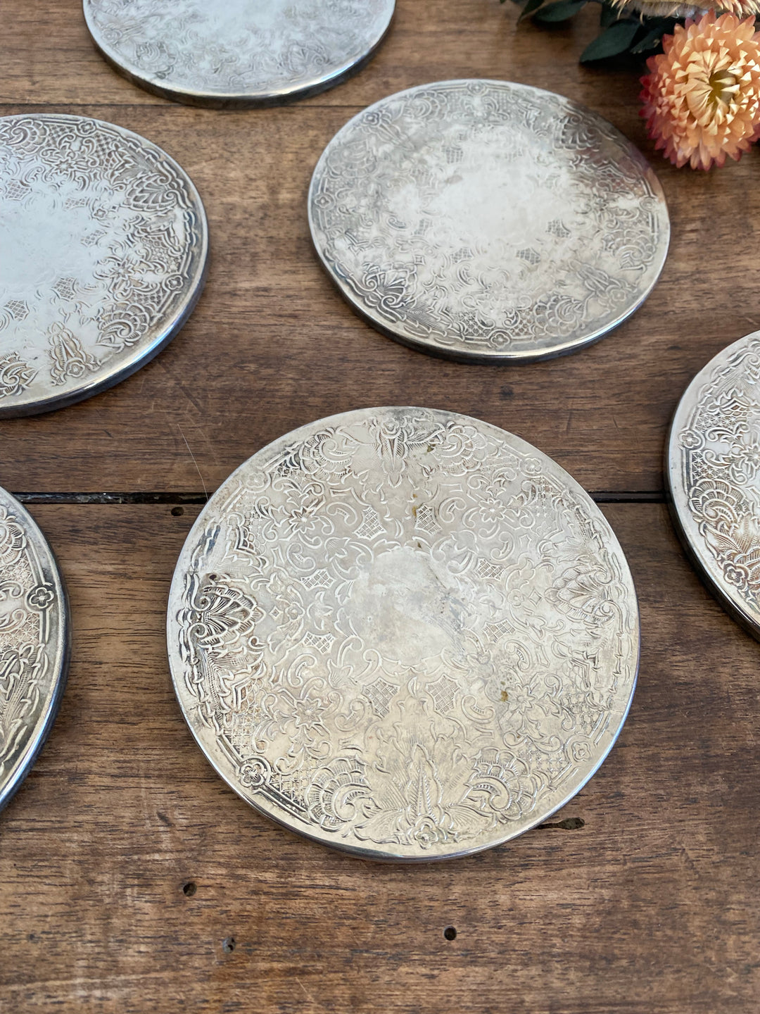 Sous-verres en métal argenté gravé