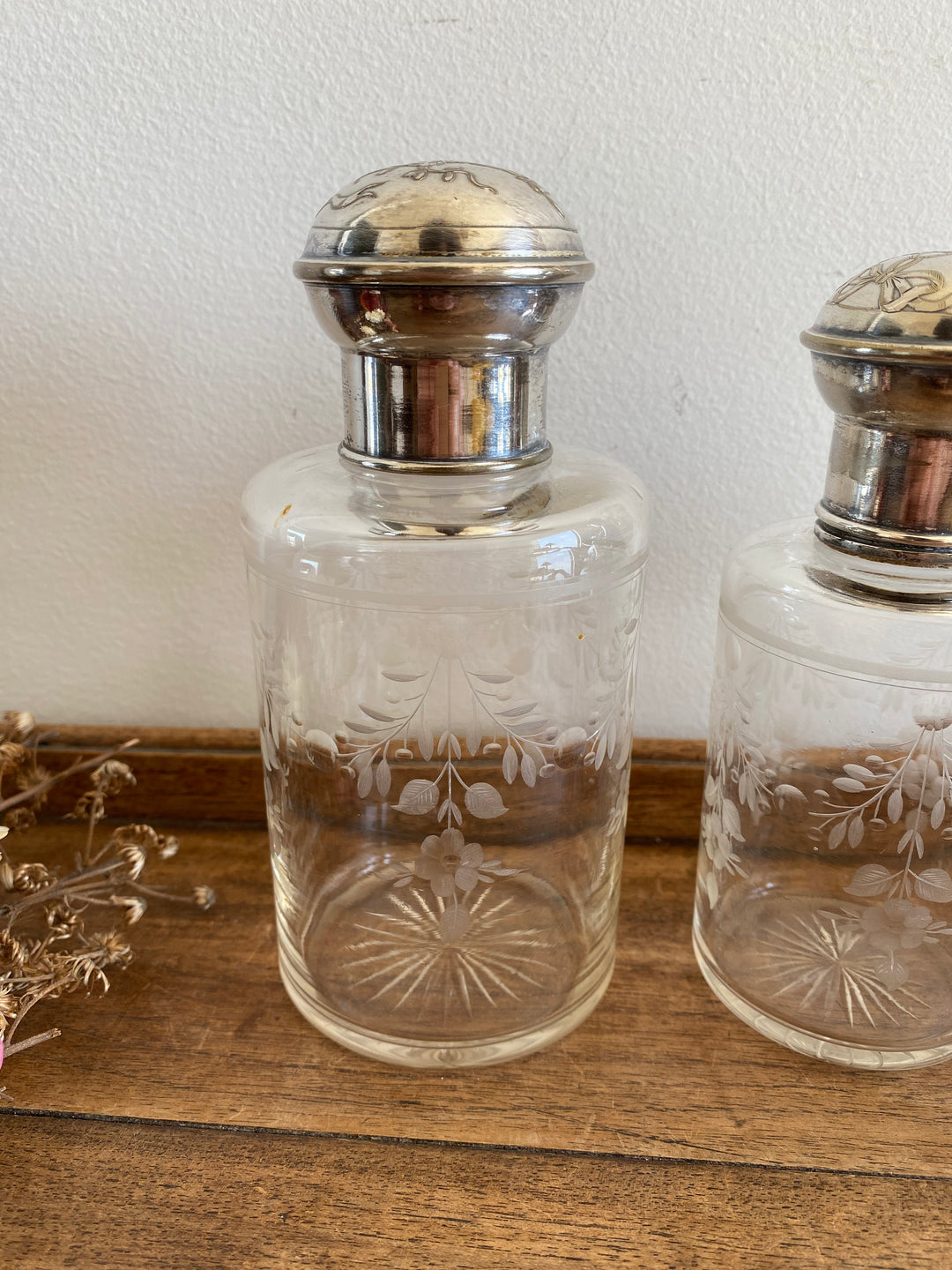 Éléments de toilette ciselé et bouchon métal argenté