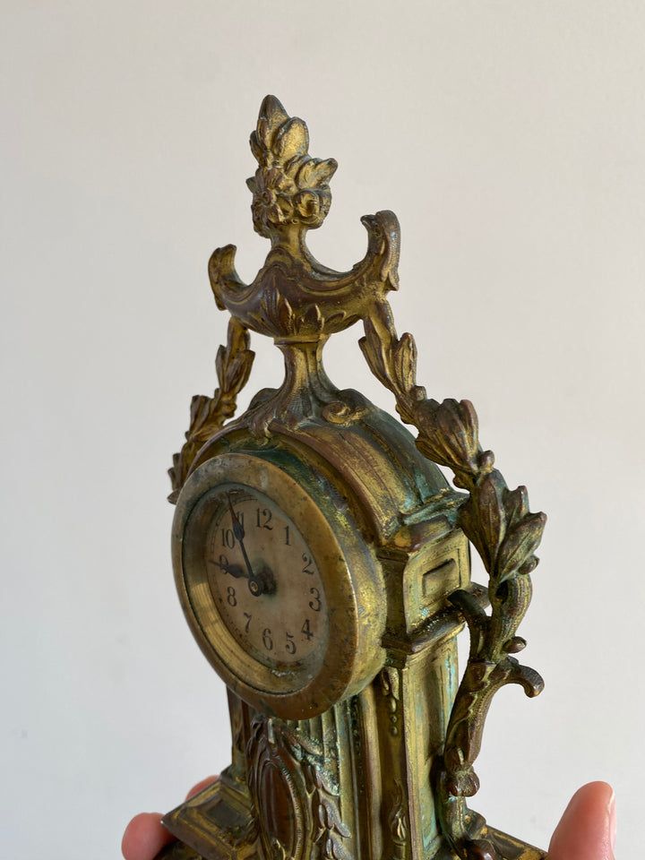 Horloge en régule et laiton XIX ème