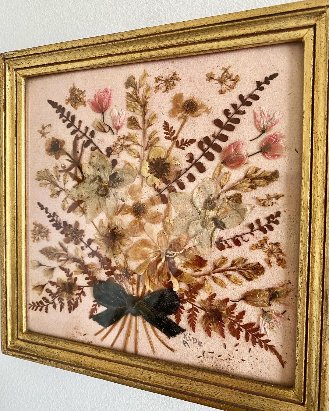 Cadre en bois doré avec ses fleurs séchées