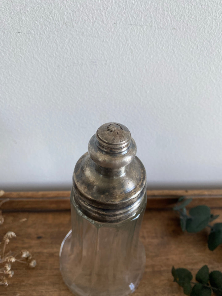 Saupoudreuse en verre avec couvercle en argent