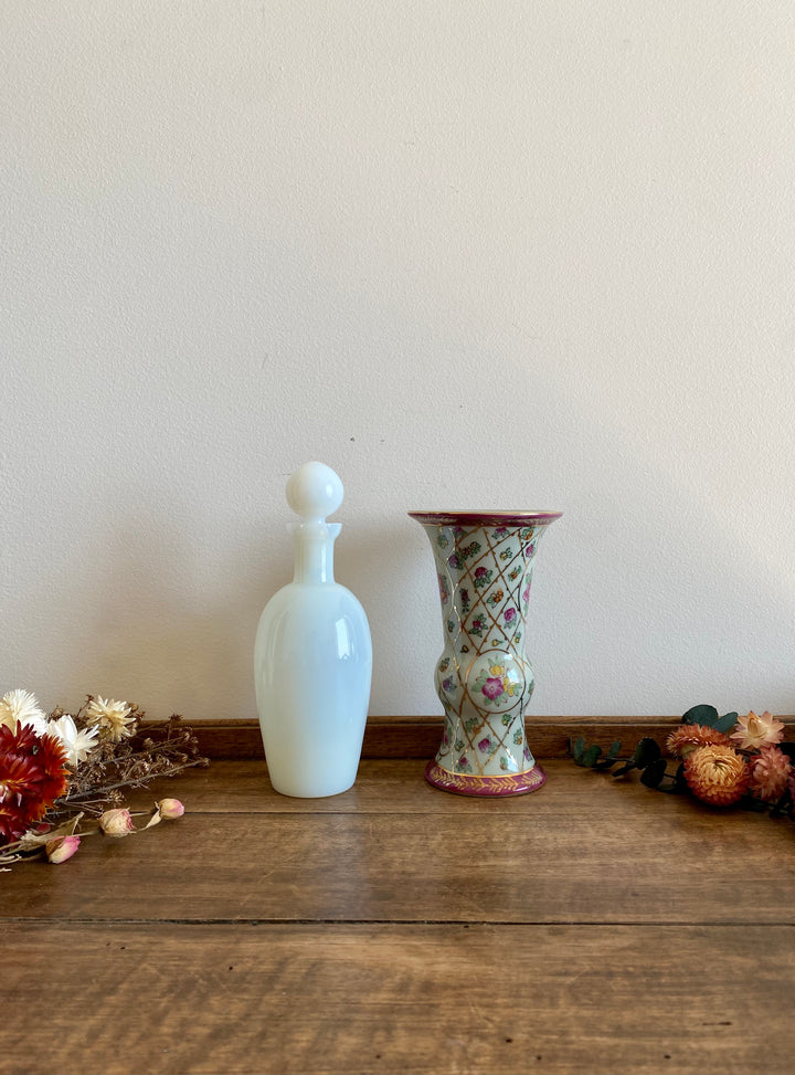 Vase en porcelaine et flacon en opaline blanche