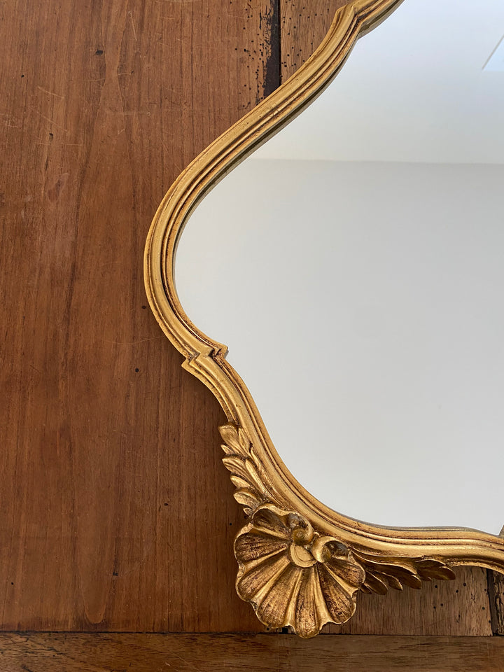 Miroir en bois doré fronton coquillage