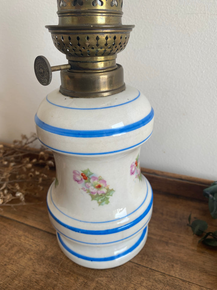 Lampe à pétrole vintage en porcelaine petites fleurs Kosmos