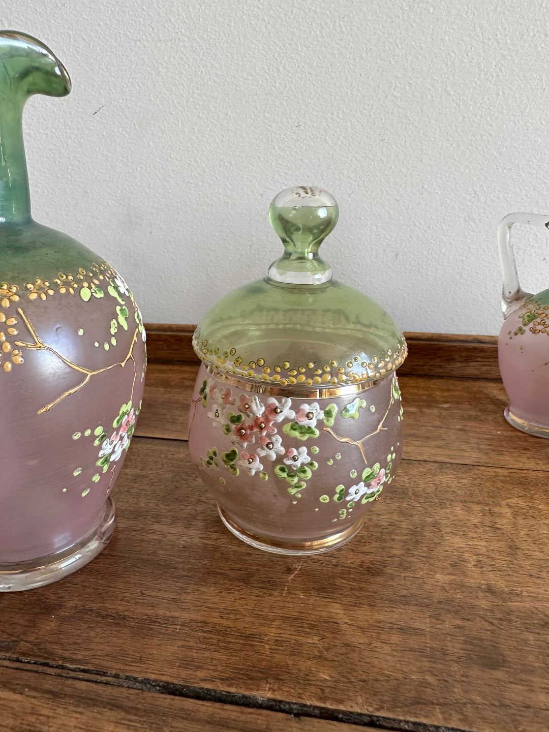 Ensemble en verre rose et vert décoré de petites fleurs peintes à la main verre fumé