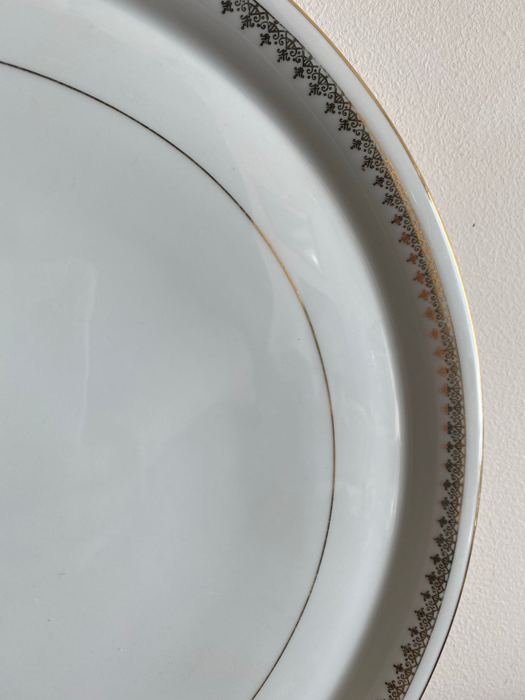 Plat de service blanc et or porcelaine de Limoges