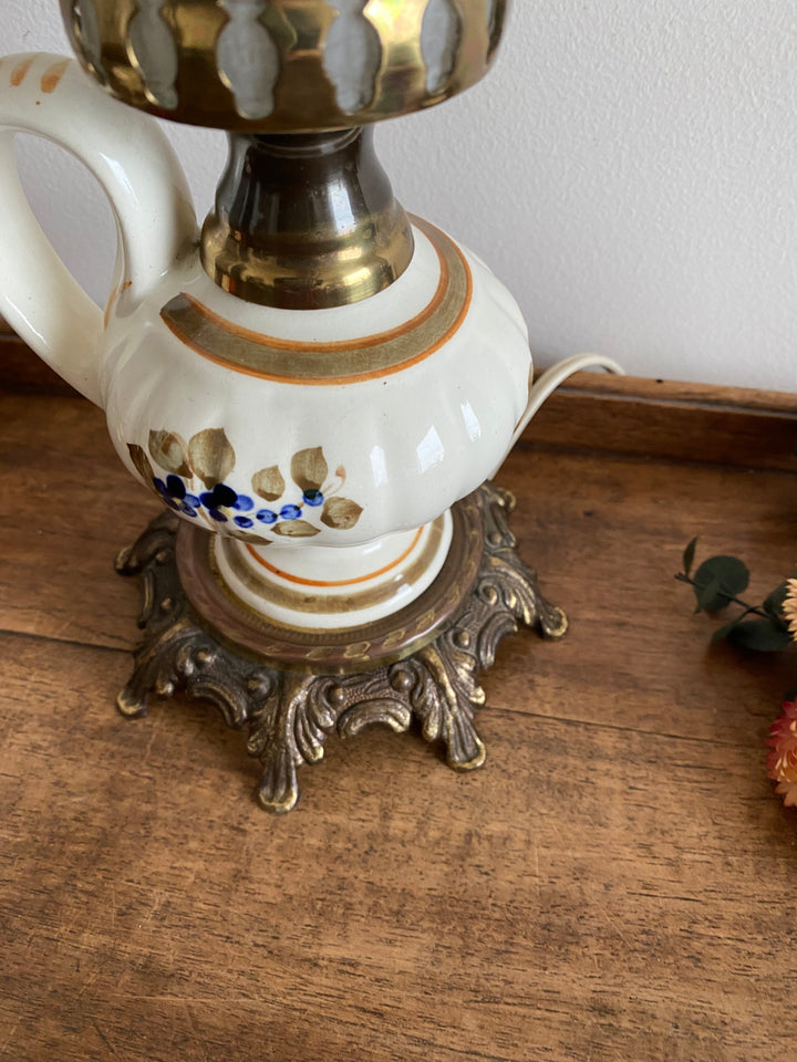 Lampe à pétrole verre fumé et porcelaine fleurie