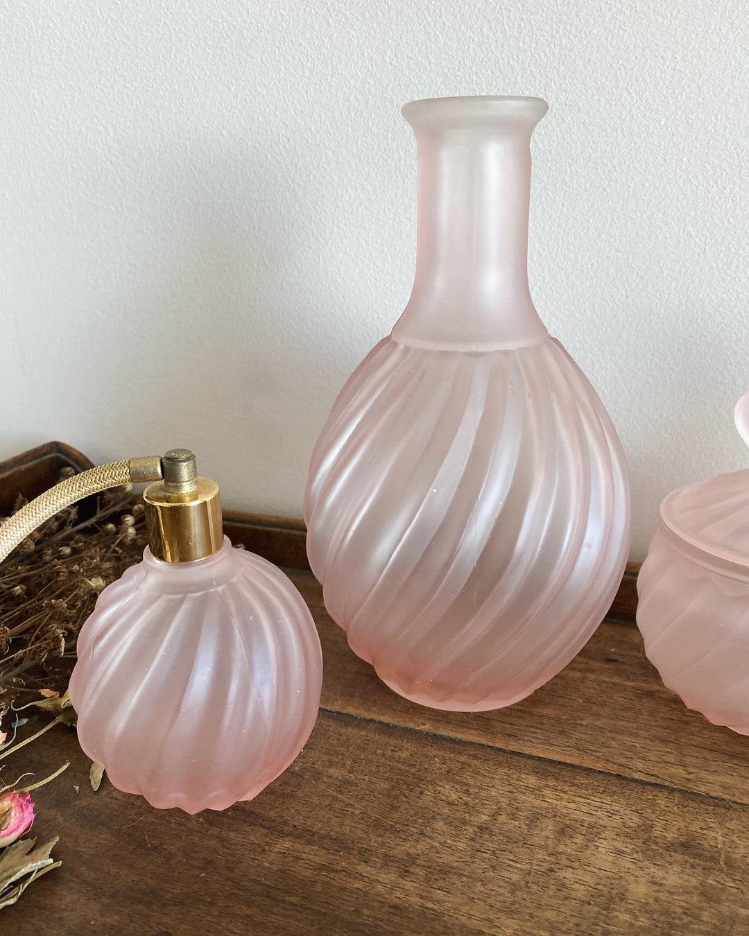 Ensemble de salle de bain en verre fumé rose torsadé