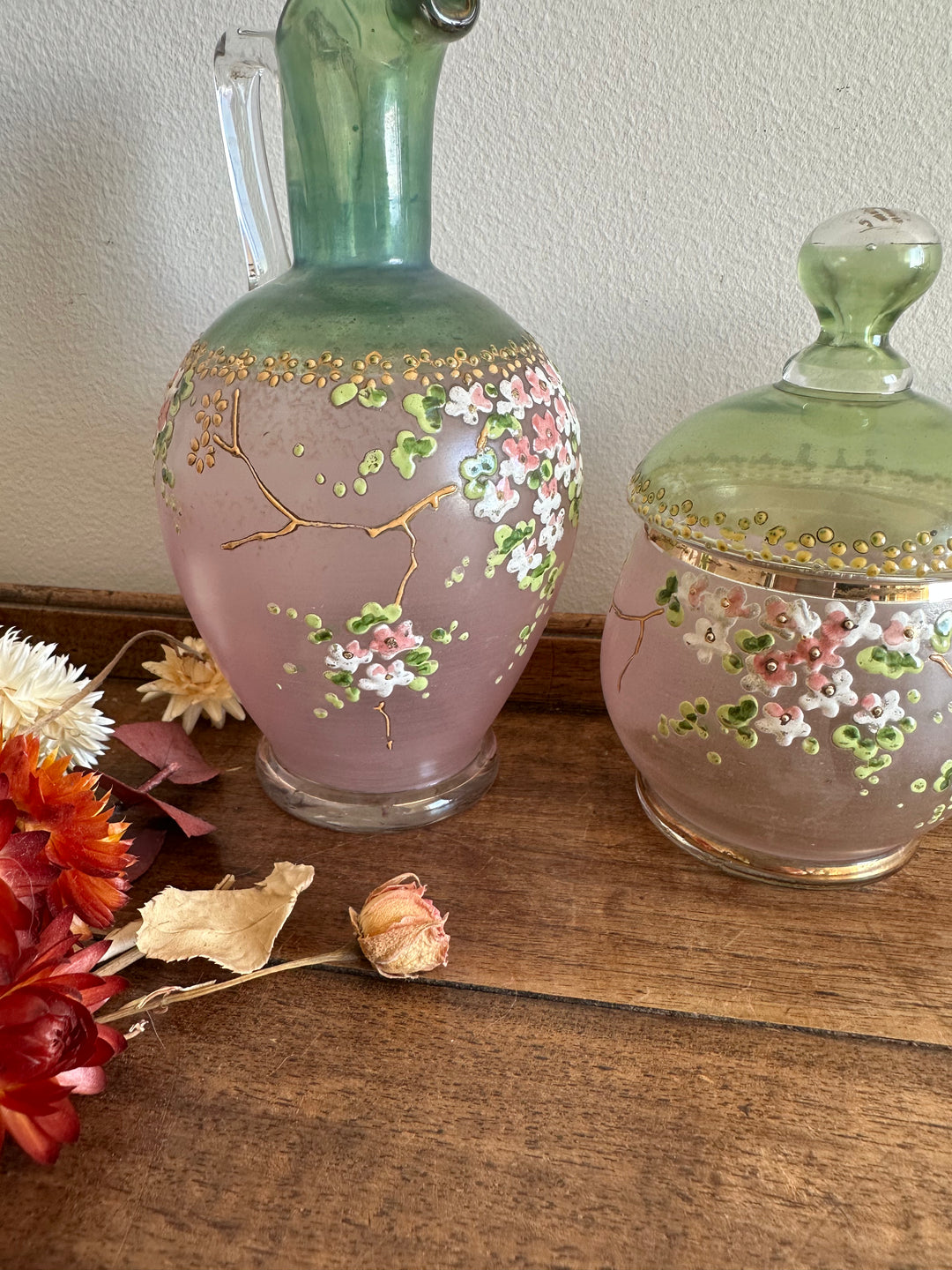 Ensemble en verre rose et vert décoré de petites fleurs peintes à la main verre fumé