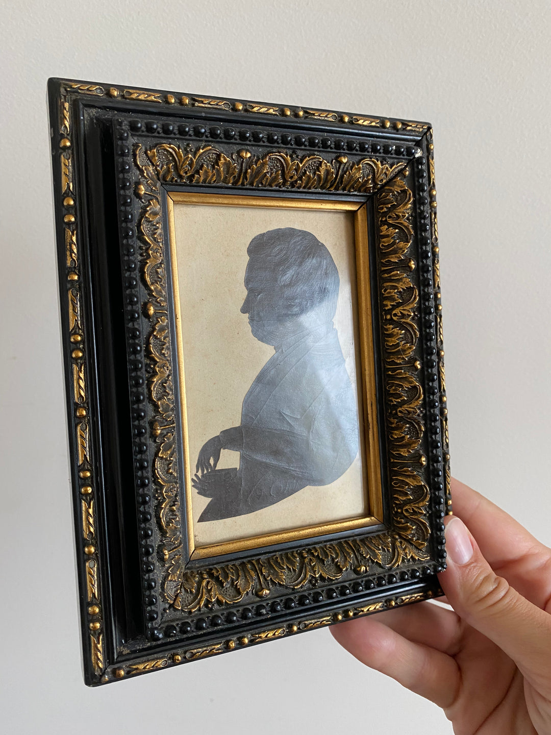 Cadre noir aux moulures dorées silhouette milieu-fin XIXème